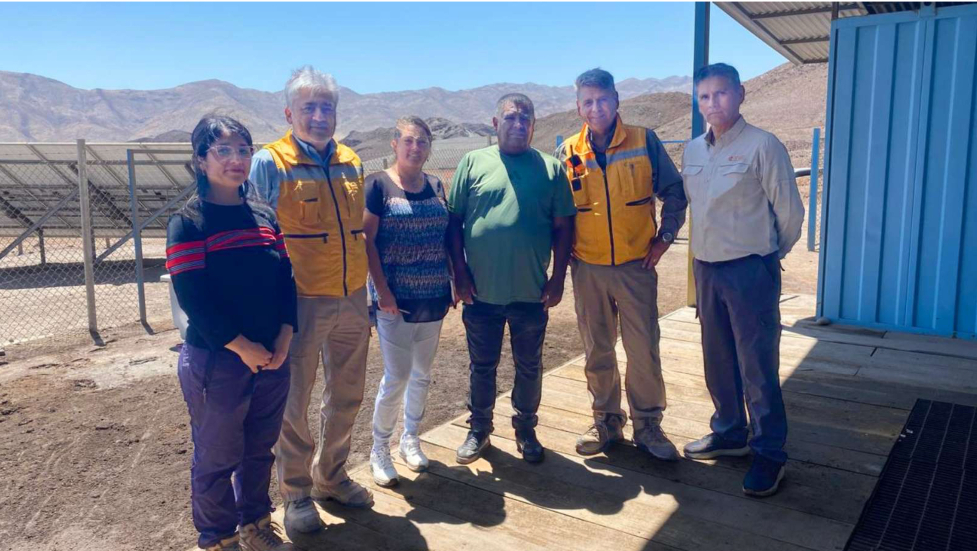 Seis personas en planta solar en zona desértica