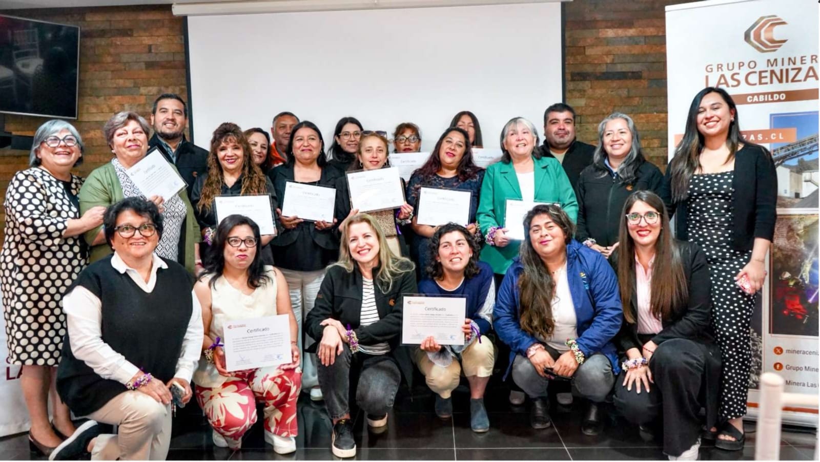 Grupo de personas con certificados en ceremonia
