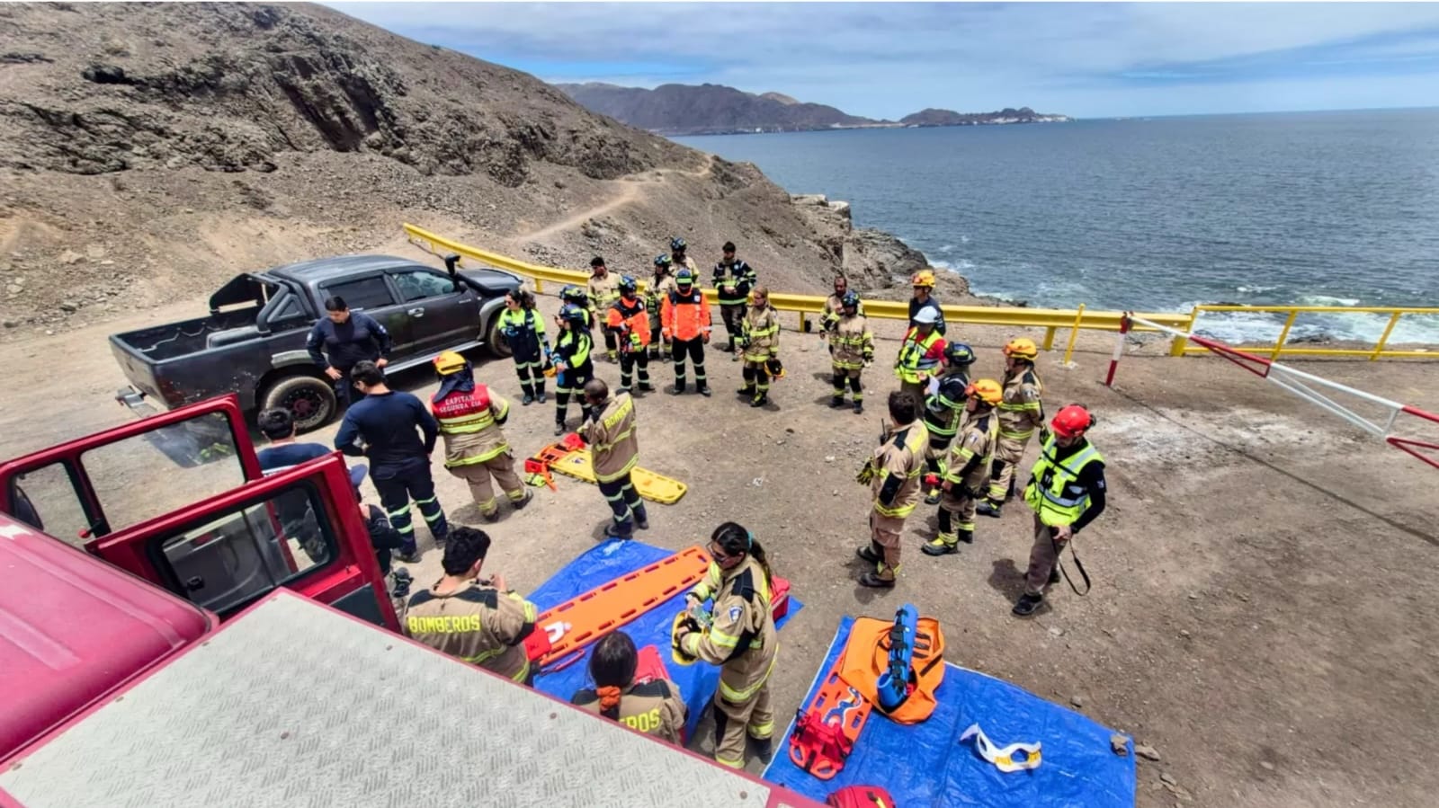 Bomberos en rescate junto a acantilado costero