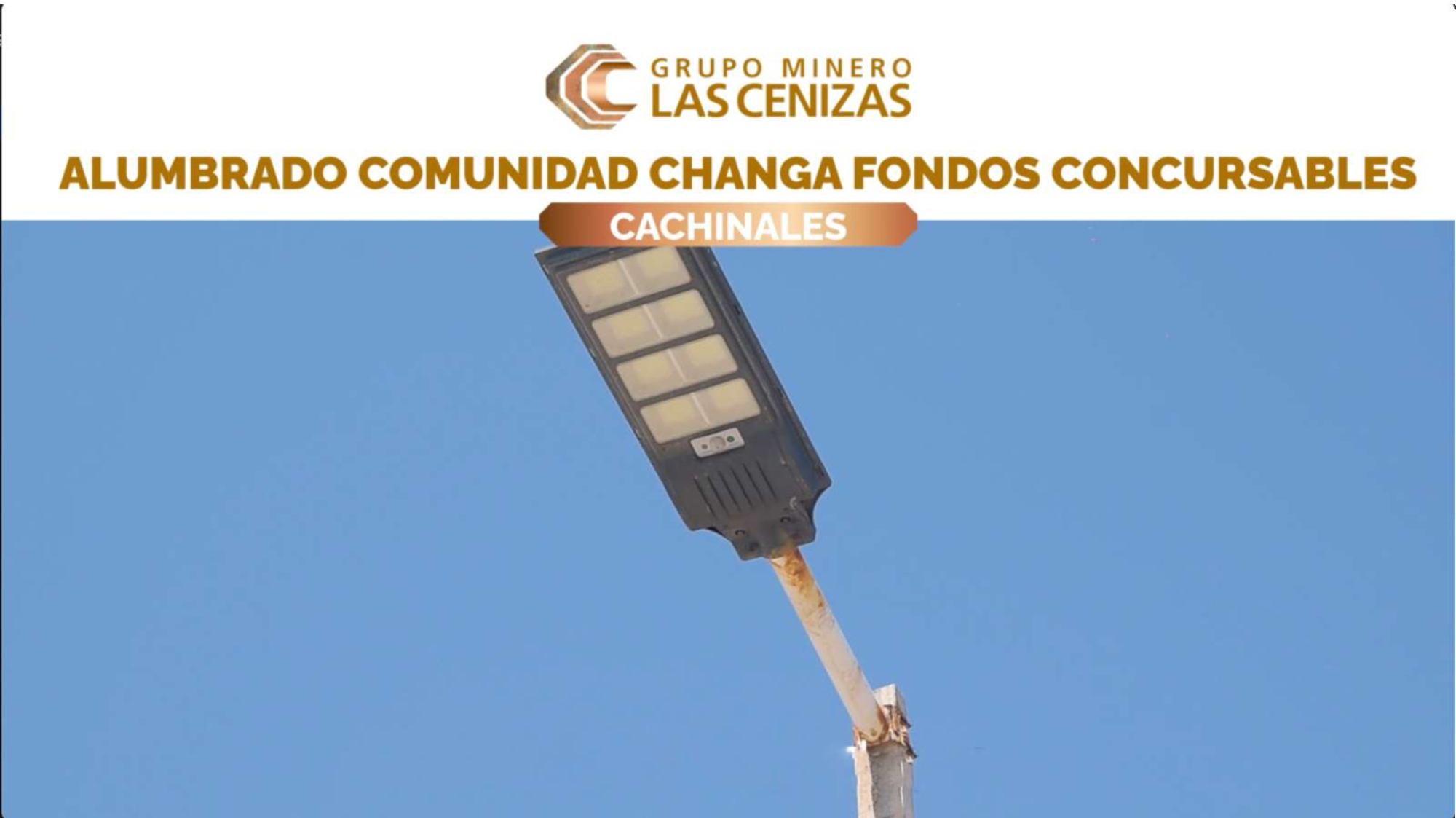 Farola solar bajo cielo azul despejado