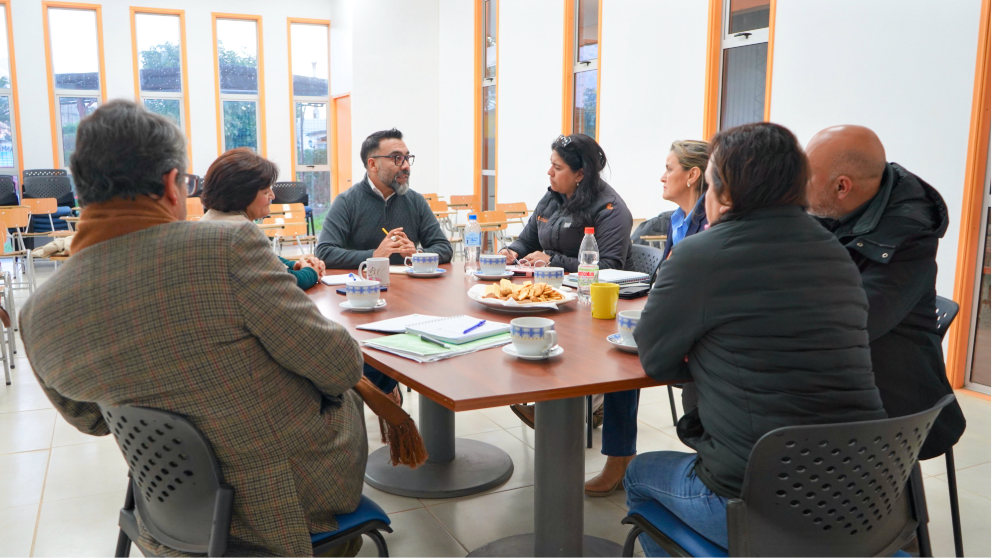 Reunión de equipo alrededor de una mesa