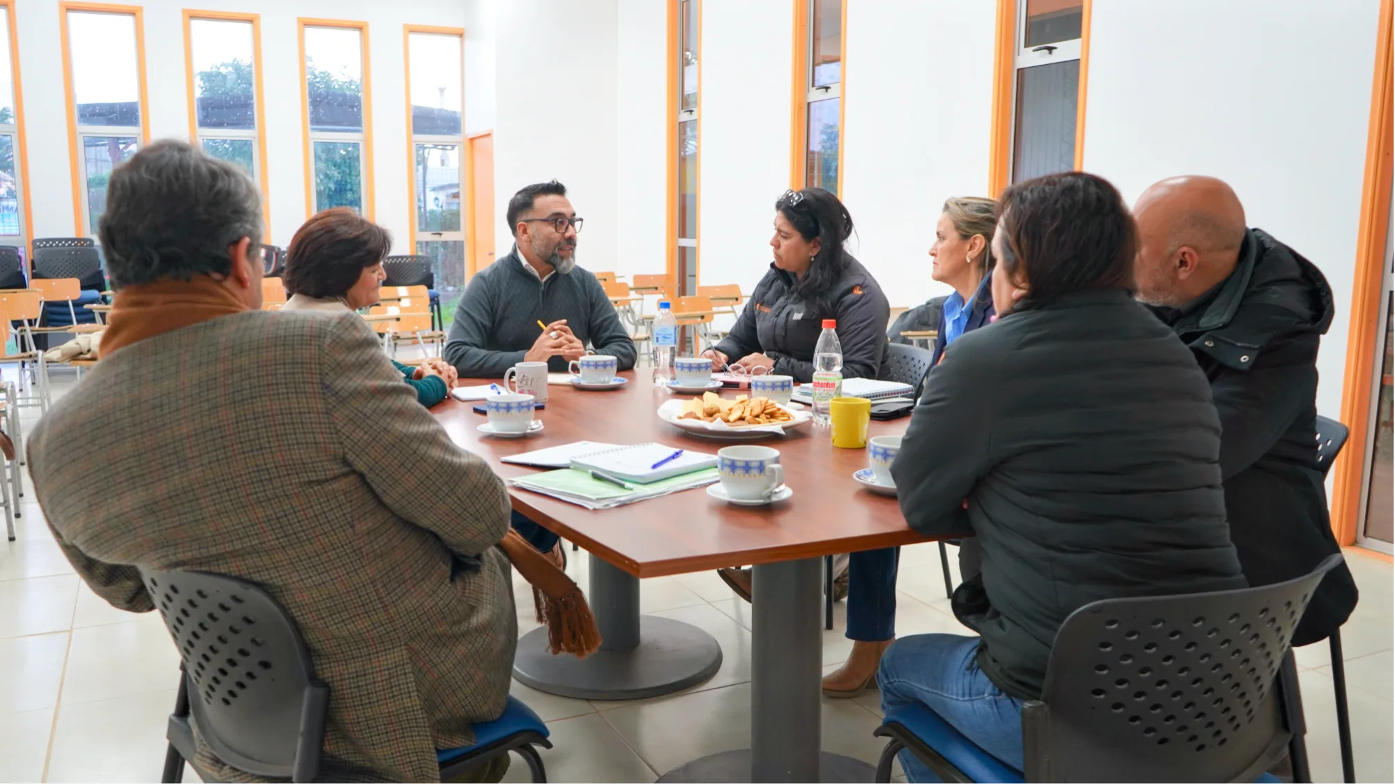 Reunión de equipo alrededor de una mesa