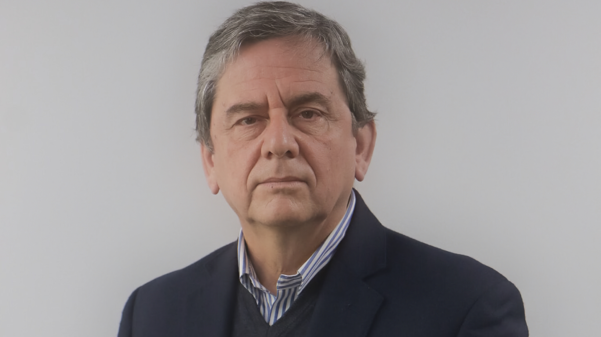 Retrato de hombre mayor con chaqueta oscura