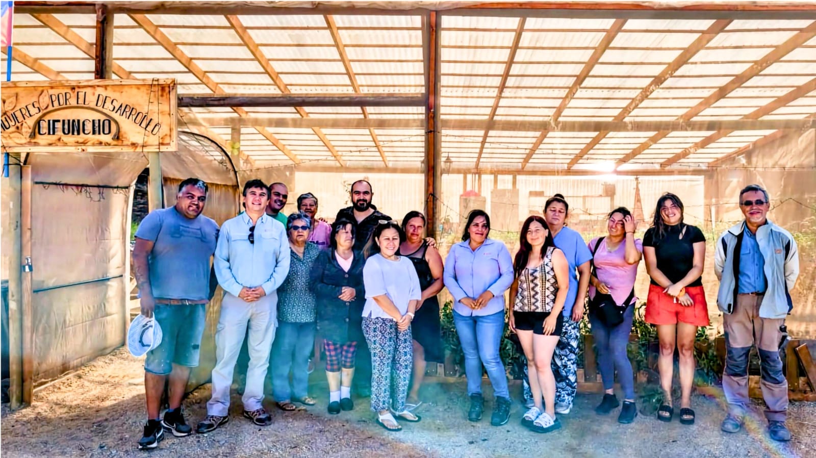 Grupo comunitario en invernadero de Cifuncho