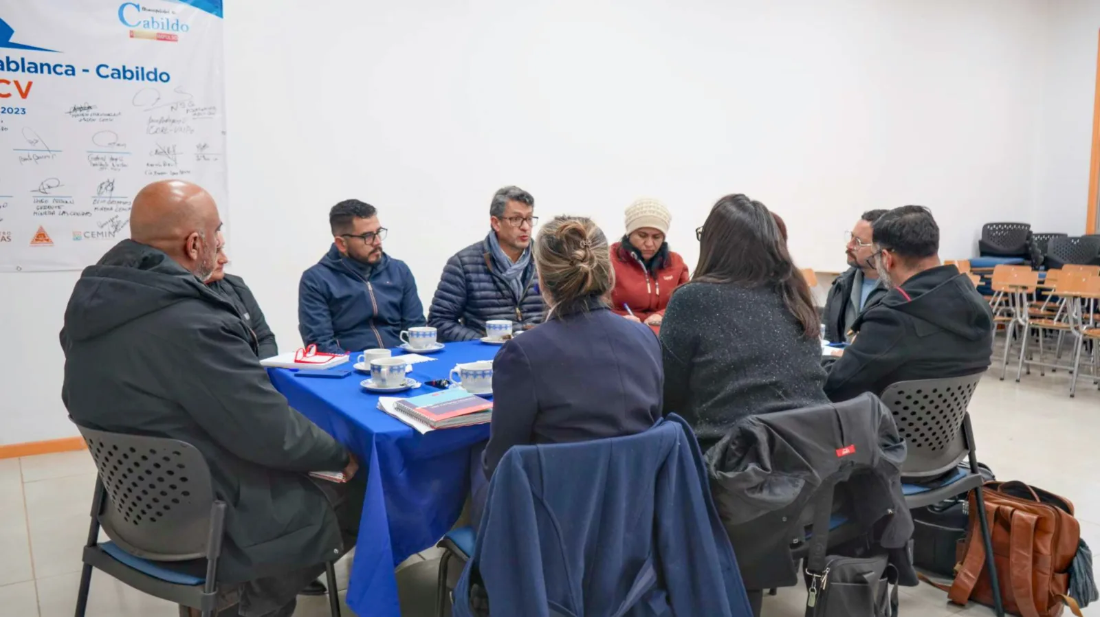Reunión de trabajo alrededor de una mesa