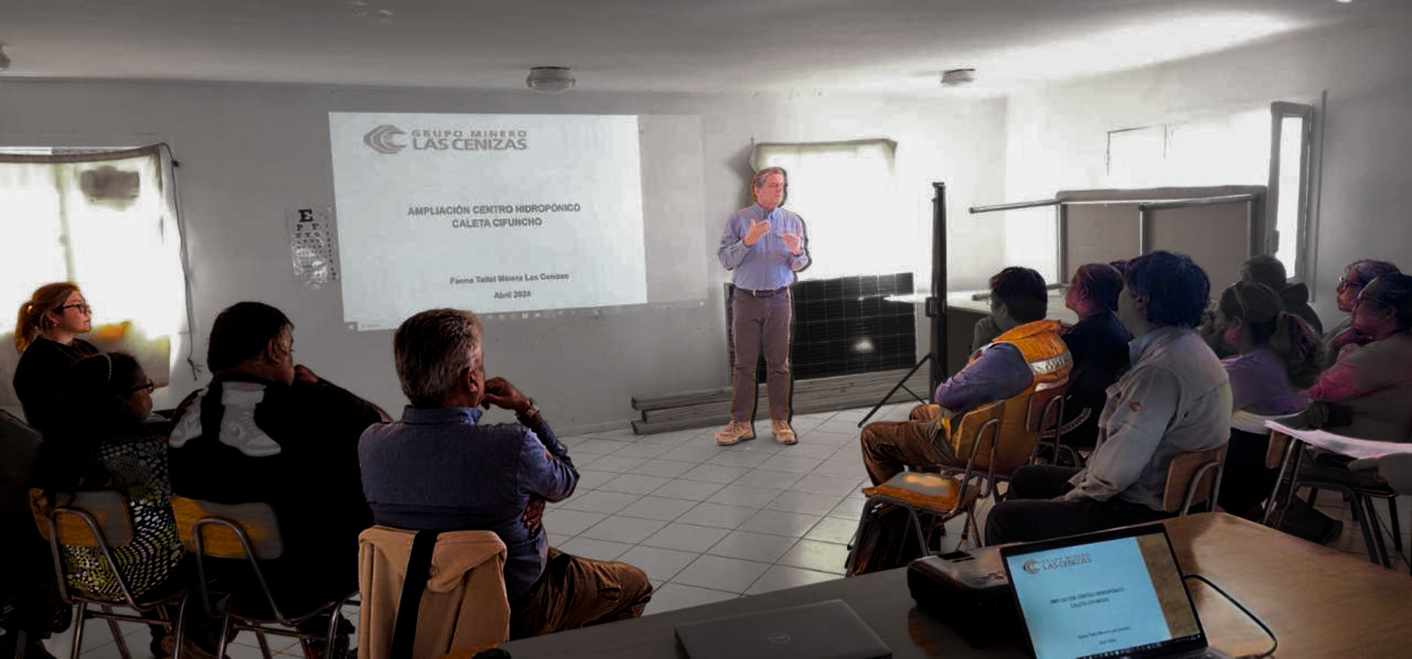 Presentación empresarial ante equipo en sala de reuniones