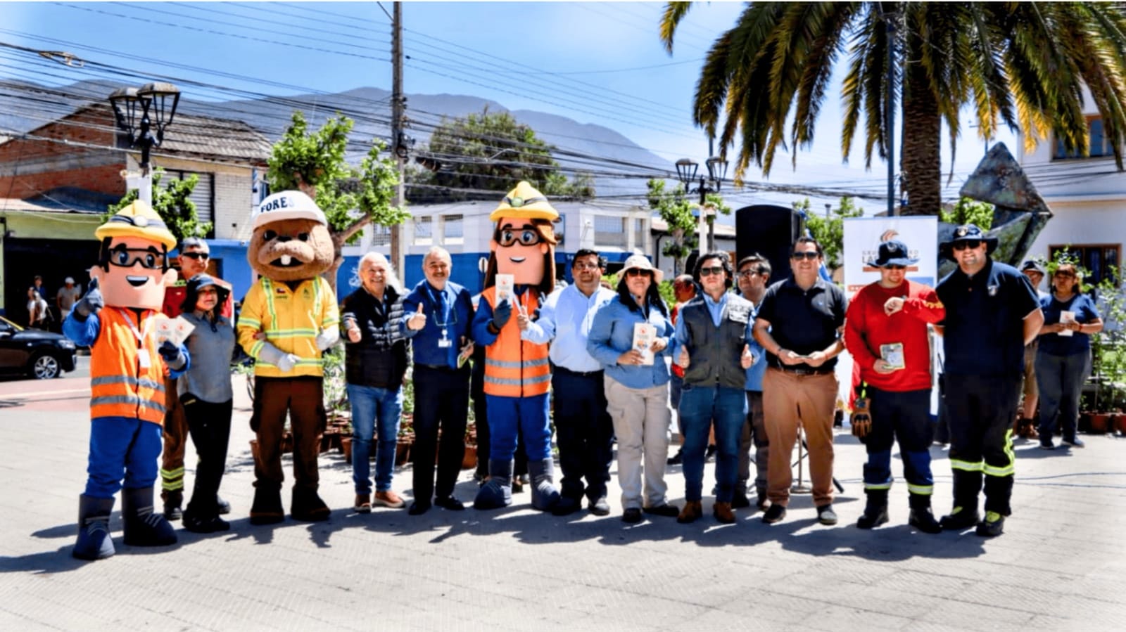 Grupo con mascotas promocionando campaña comunitaria al aire libre