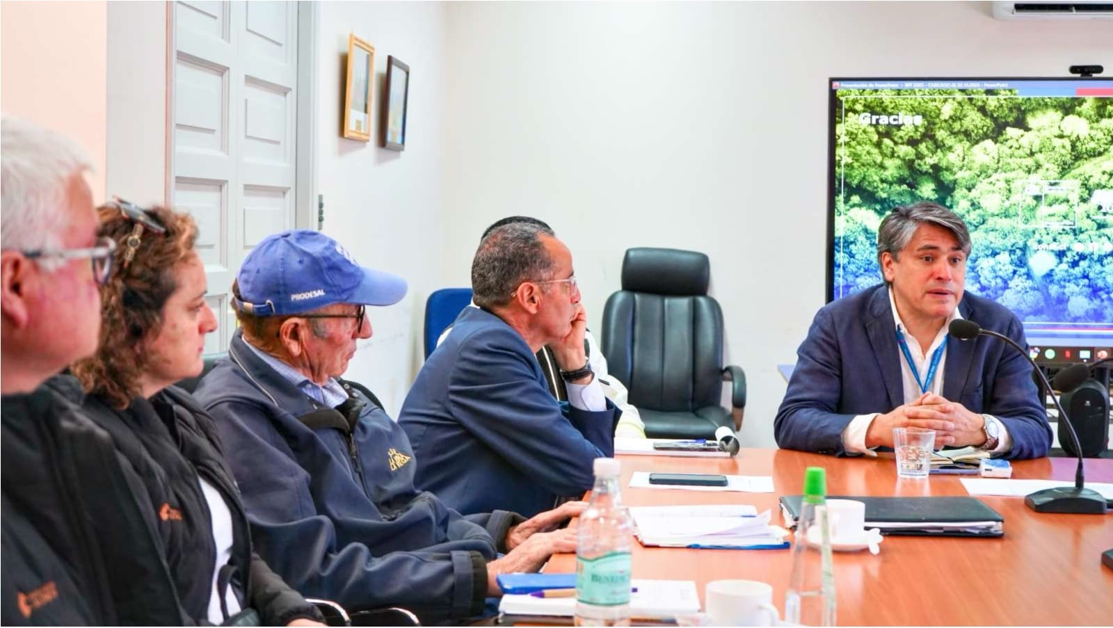 Reunión de trabajo en sala de conferencias