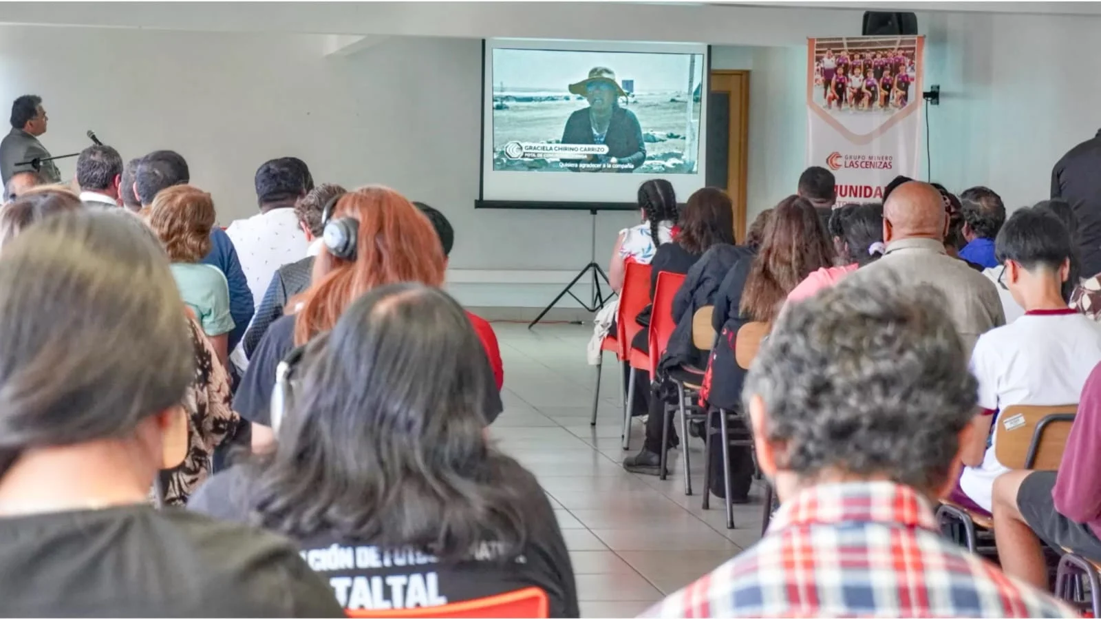 Público asistiendo a presentación en sala comunitaria