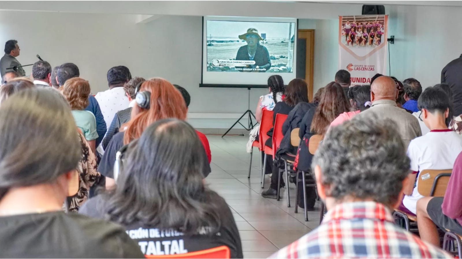 Público asistiendo a presentación en sala comunitaria