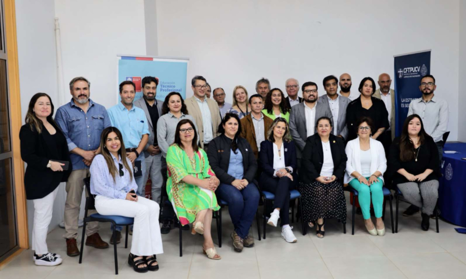 Grupo de profesionales en evento educativo institucional
