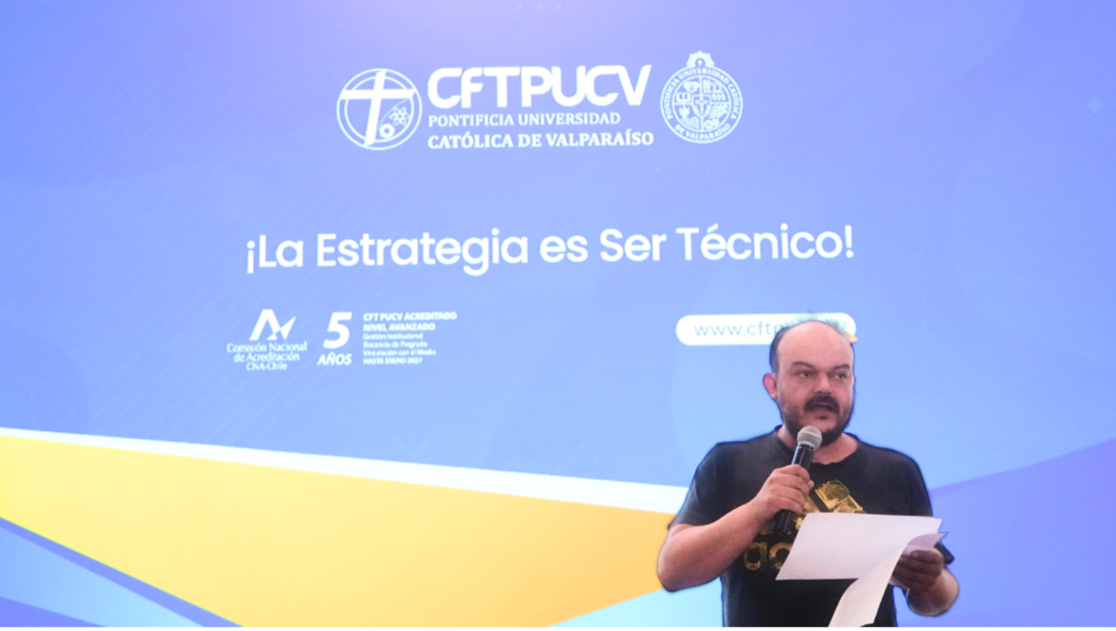 Ponente con micrófono en evento universitario
