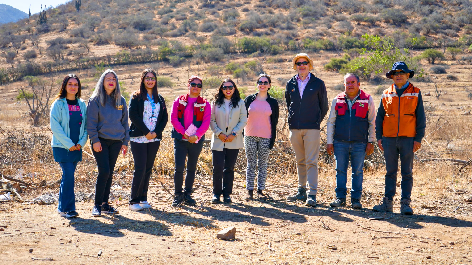 Grupo de personas en paisaje rural árido