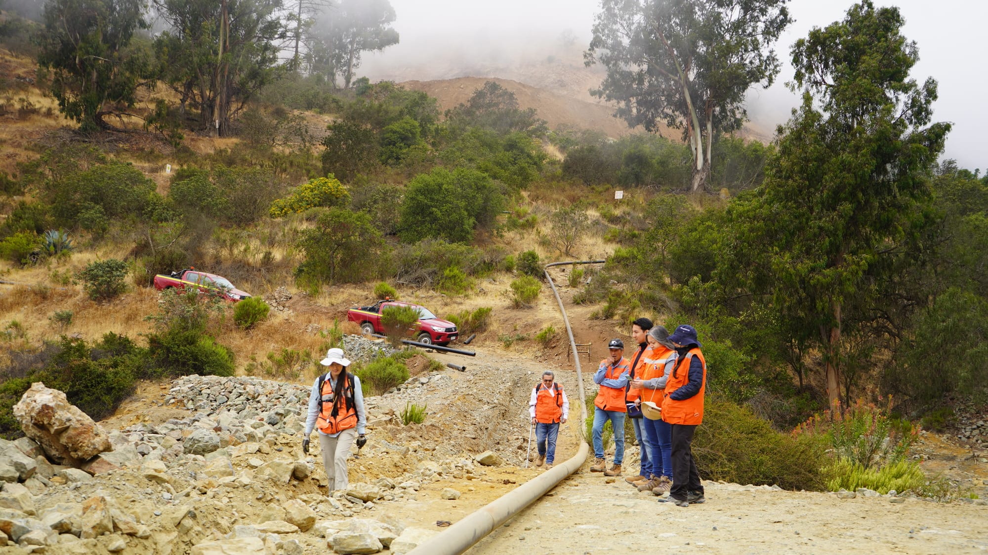 Equipo técnico inspecciona tubería en zona montañosa