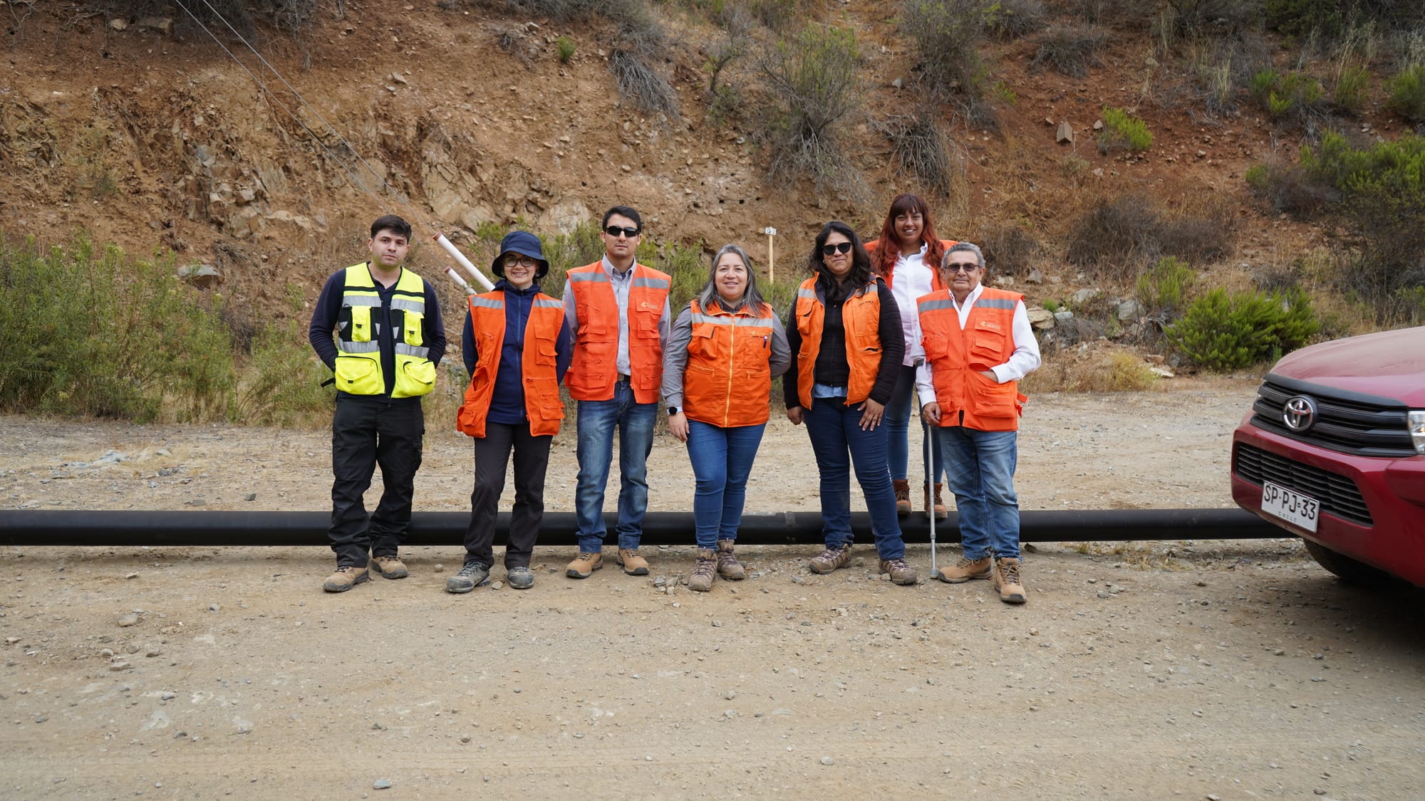 Equipo técnico con chalecos en zona rural