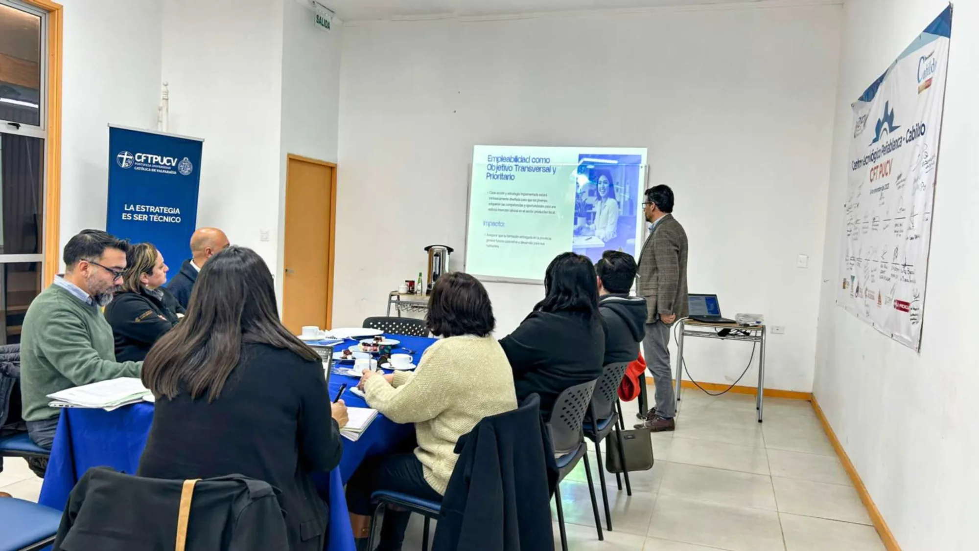 Presentación sobre empleabilidad en sala de reuniones