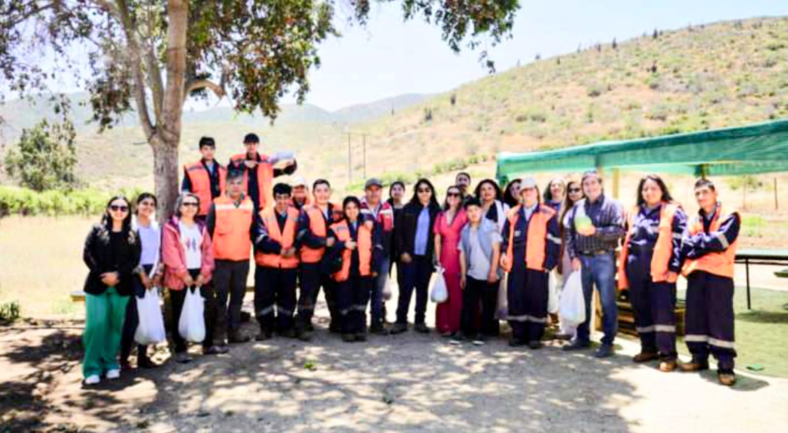 Grupo con chalecos reflectantes en entorno rural
