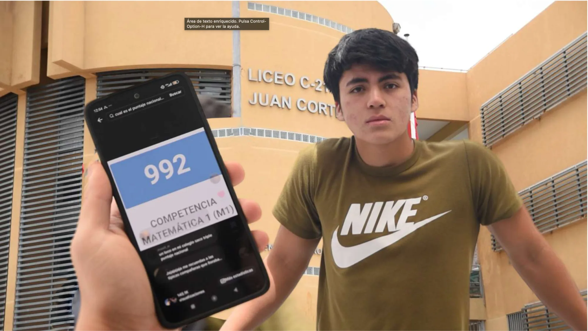 Estudiante frente a liceo mostrando puntuación 992