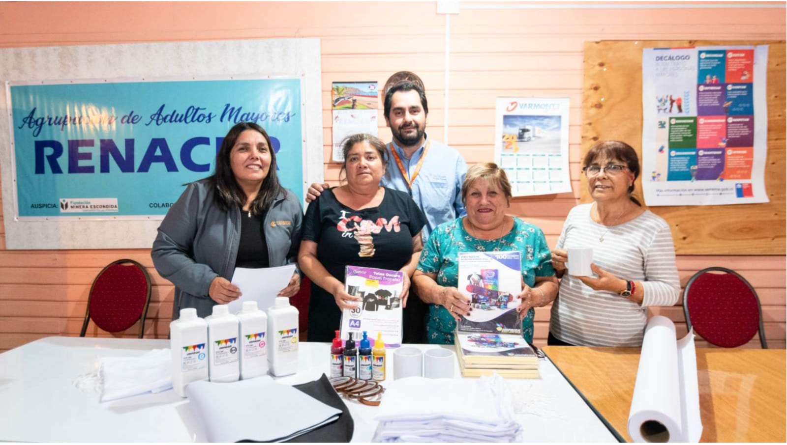 Grupo de adultos mayores con materiales de manualidades