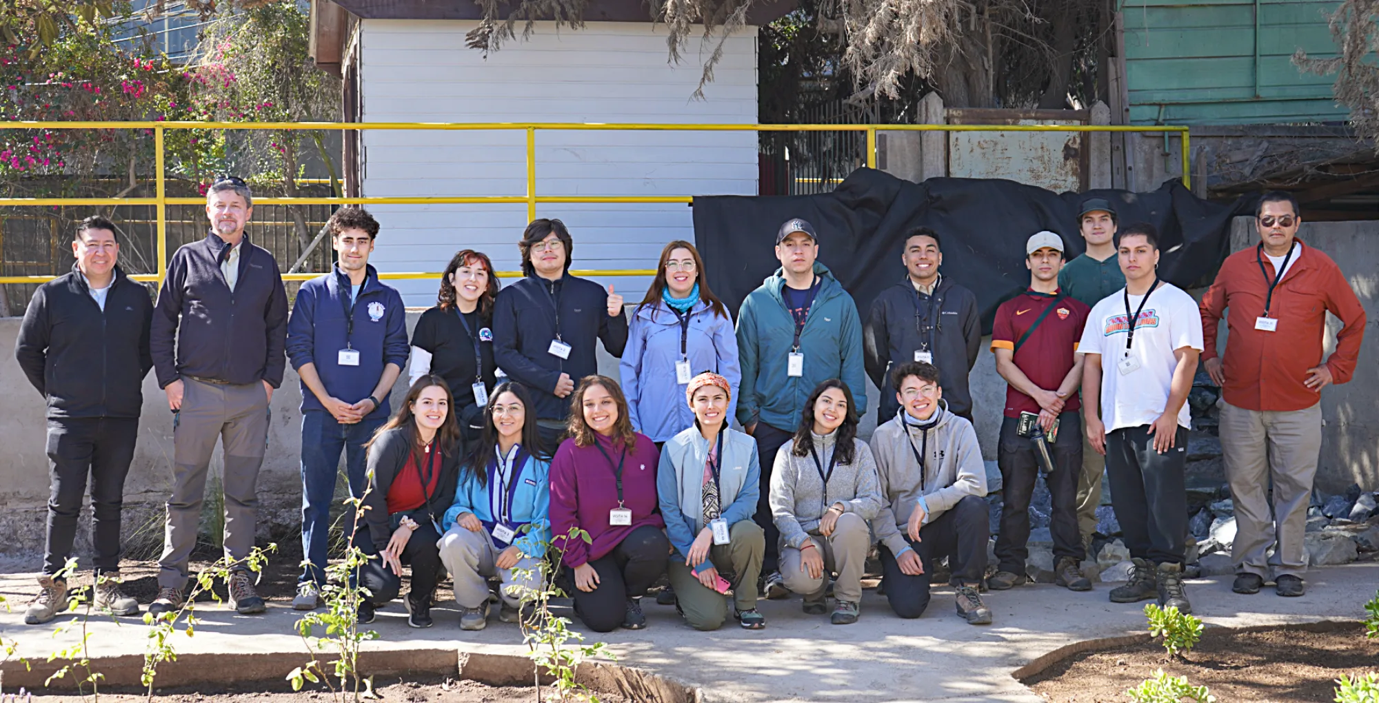 Grupo de voluntarios posando al aire libre