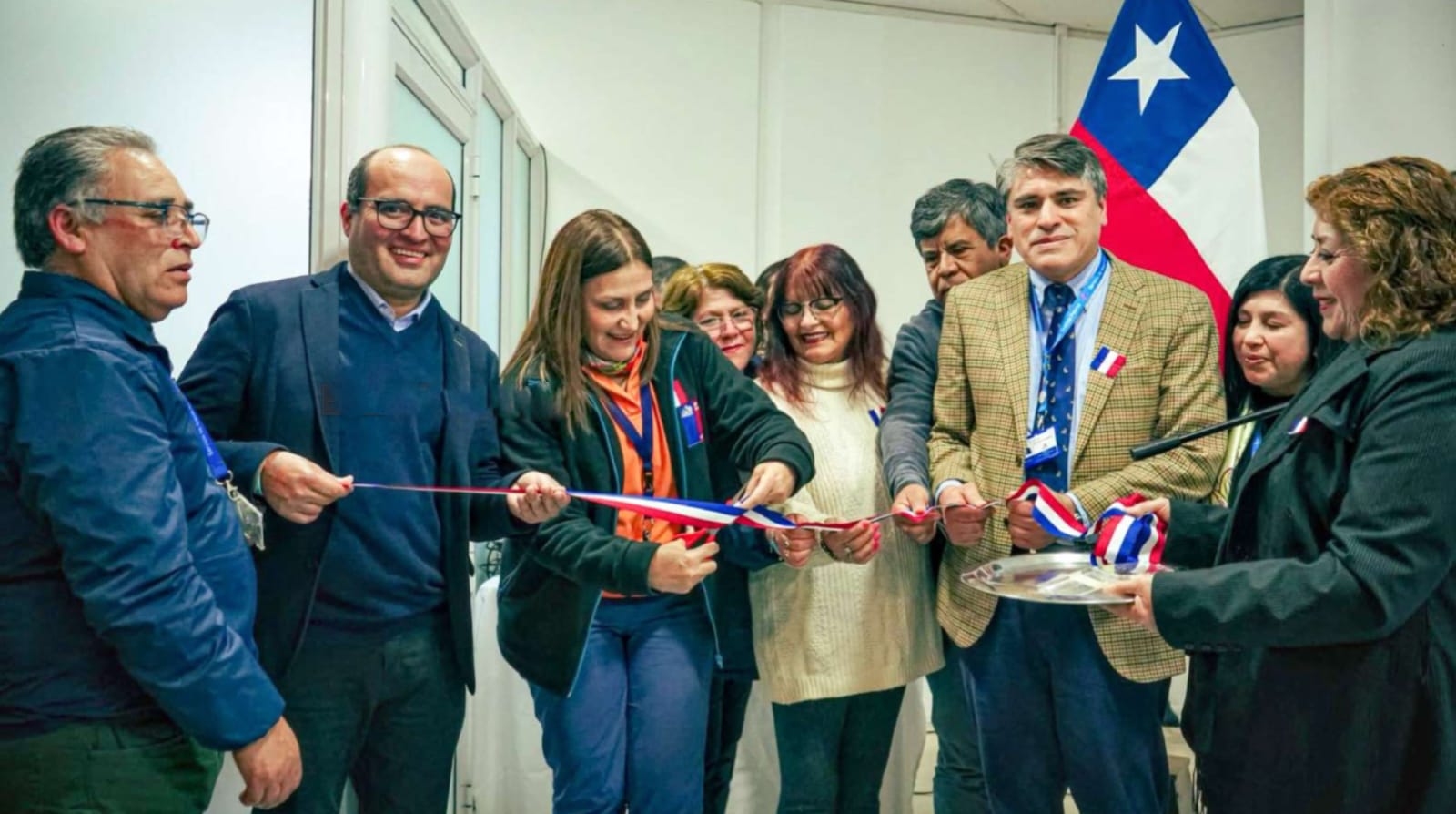 Autoridades cortando cinta en inauguración oficial en Chile