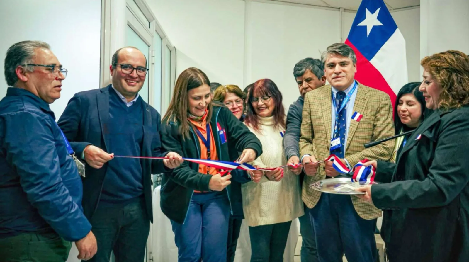 Autoridades cortando cinta en inauguración oficial en Chile