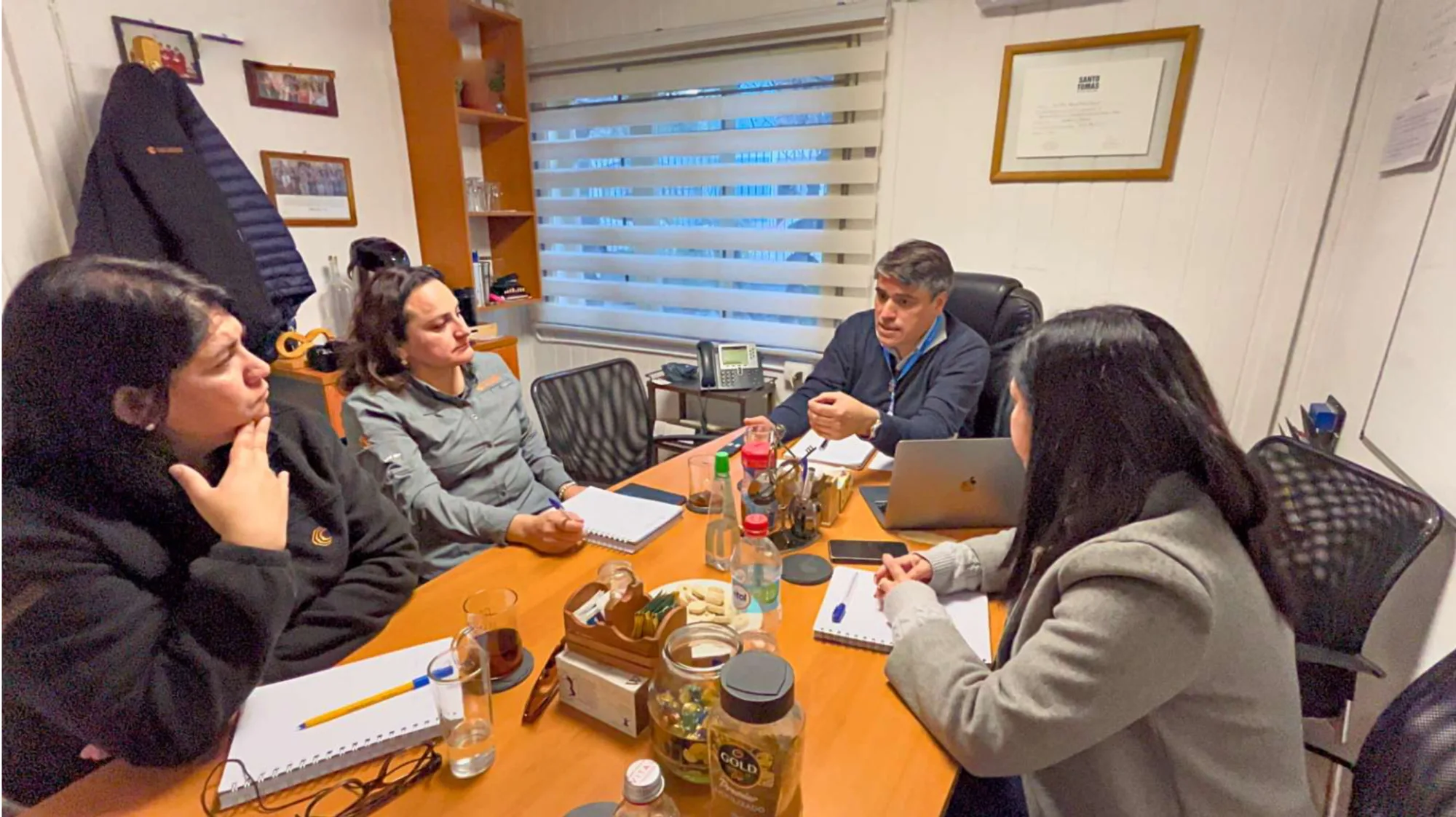 Reunión de equipo en oficina con portátil