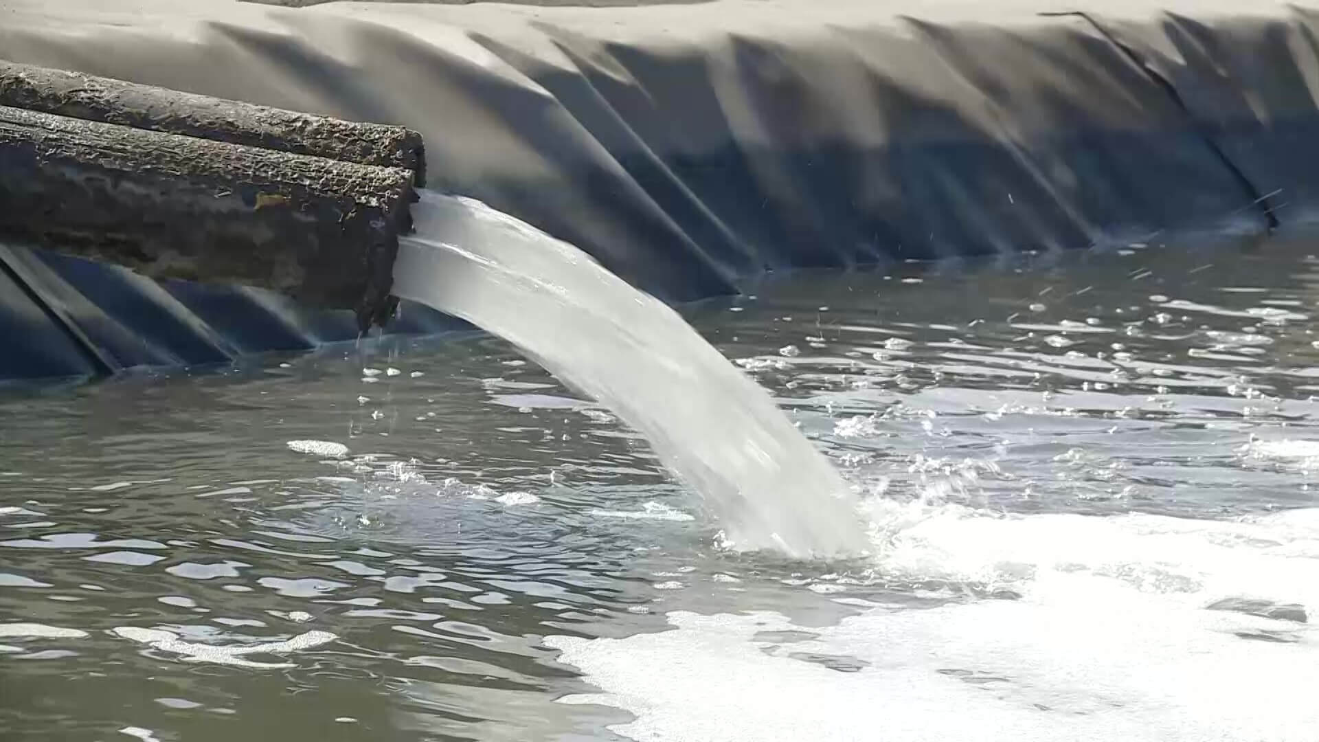 Tubería vertiendo agua en un canal