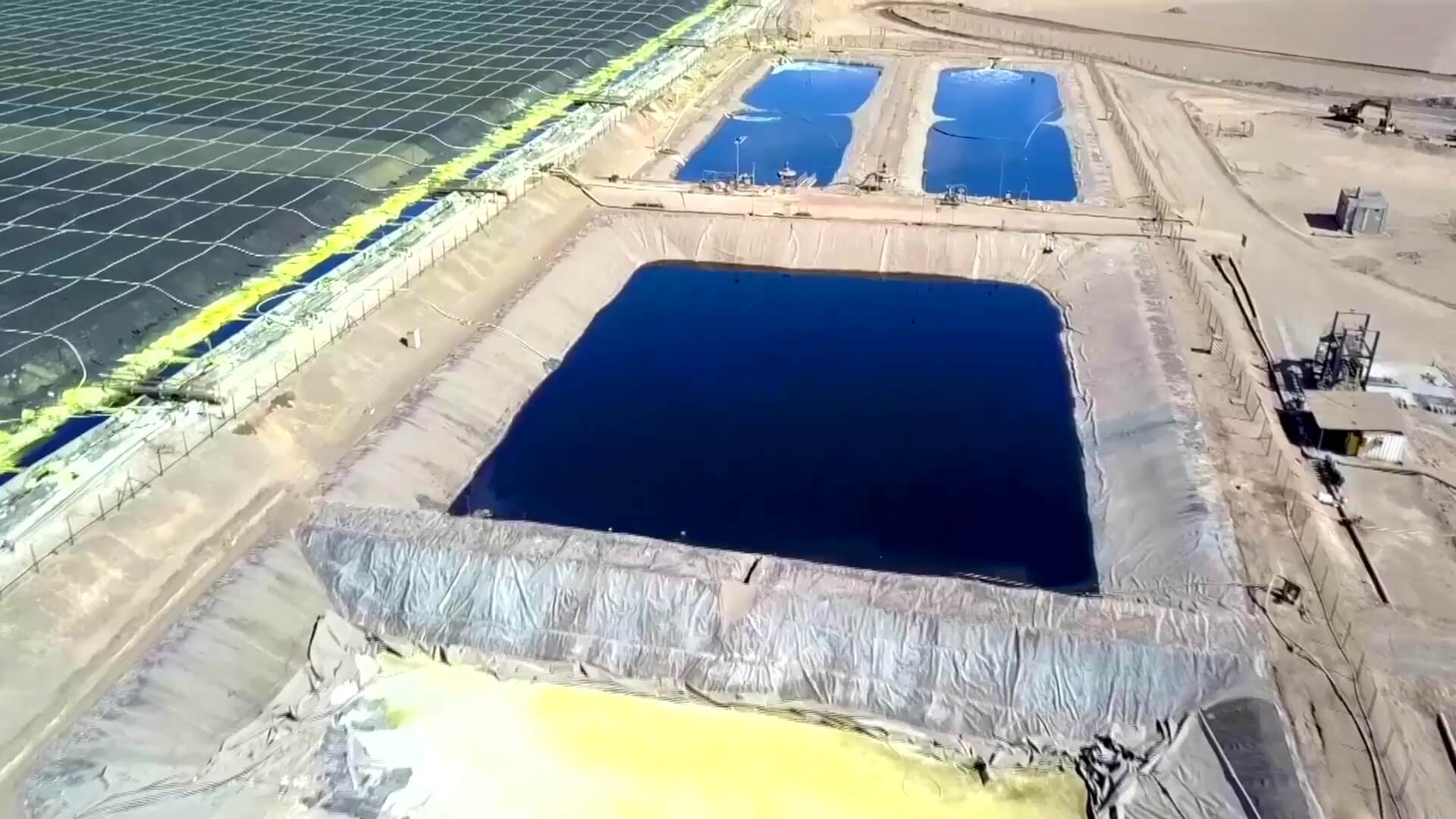 Balsas industriales con agua en zona desértica