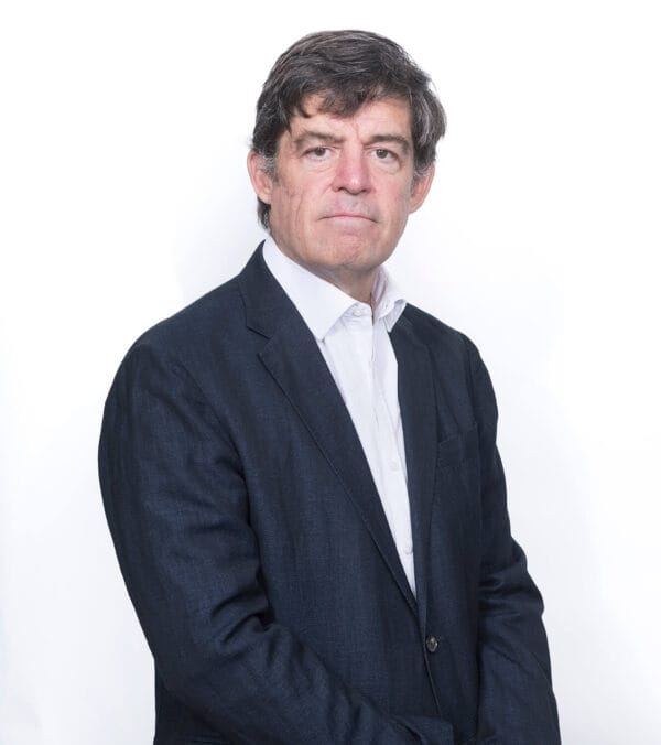 Hombre con traje oscuro y camisa blanca