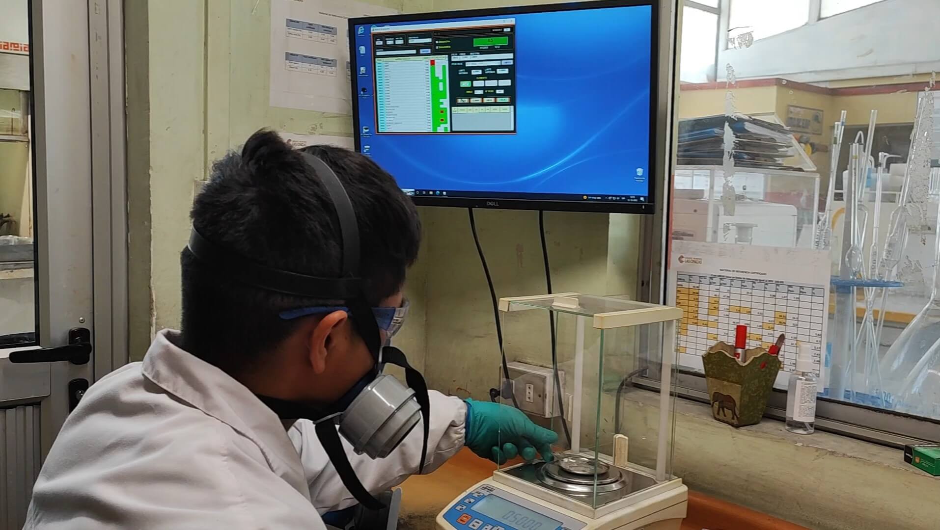 Técnico de laboratorio usando balanza analítica digital