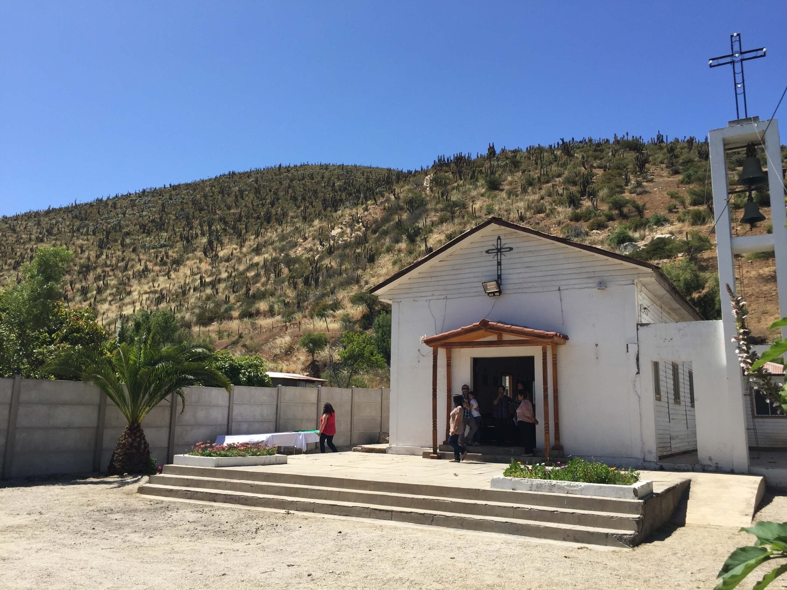 Pequeña iglesia blanca junto a colina árida