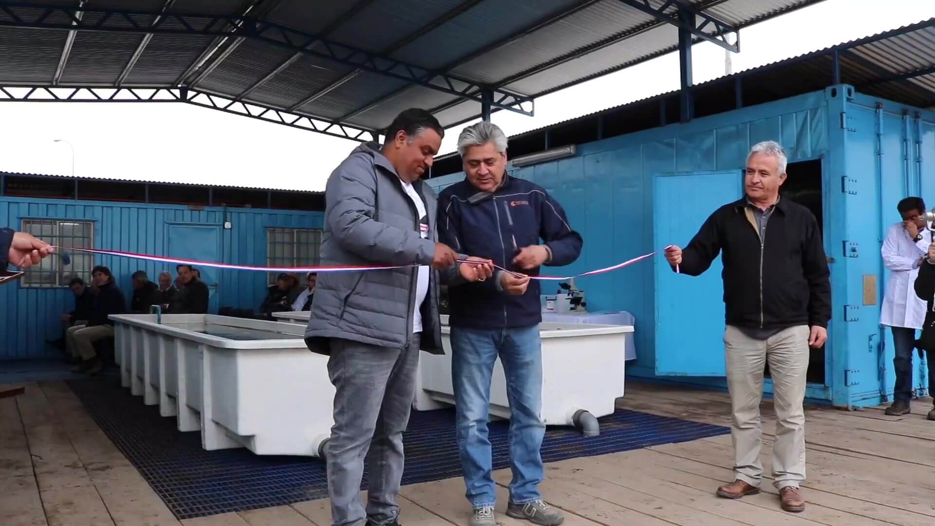Inauguración con corte de cinta en instalación industrial