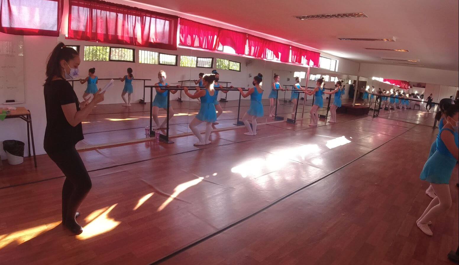 Clase de ballet infantil en estudio con espejos