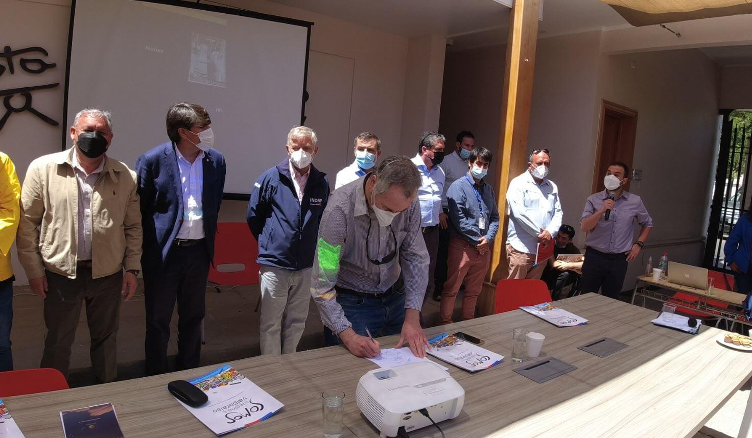 Firma de acuerdo en acto oficial con autoridades