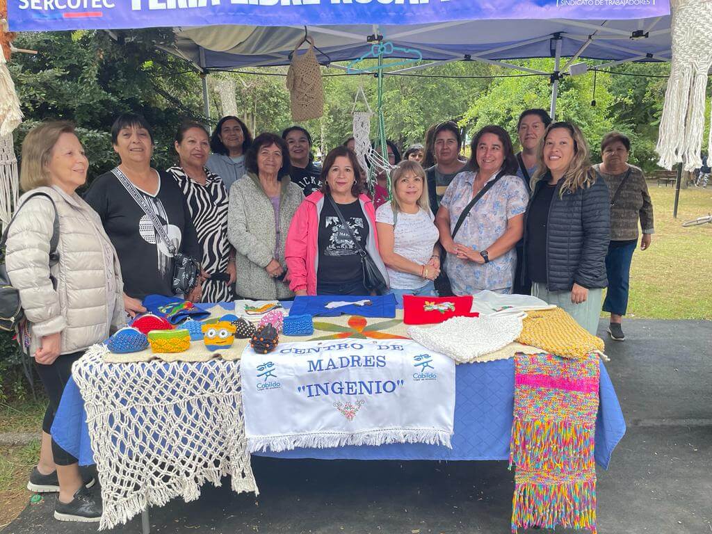 Mujeres en feria con artesanías tejidas