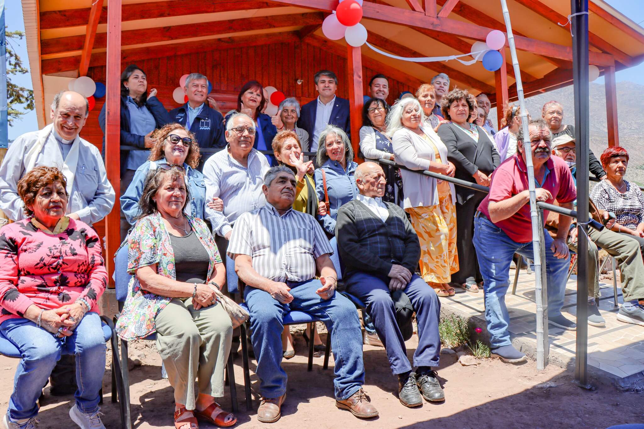 Grupo de vecinos en inauguración comunitaria al aire libre