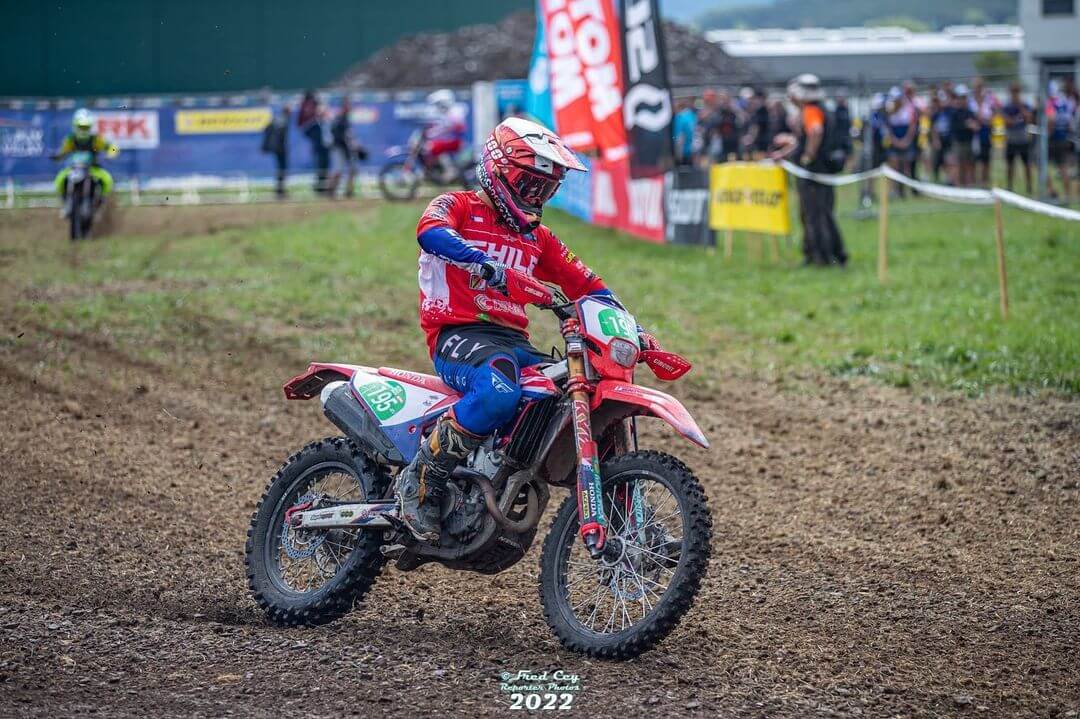 Piloto de motocross en circuito de tierra