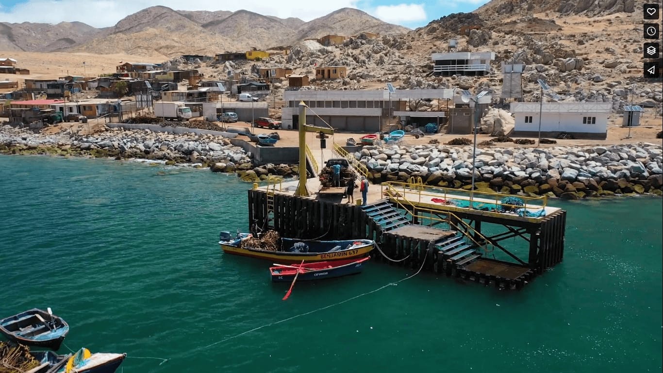 Pequeño muelle pesquero en costa desértica