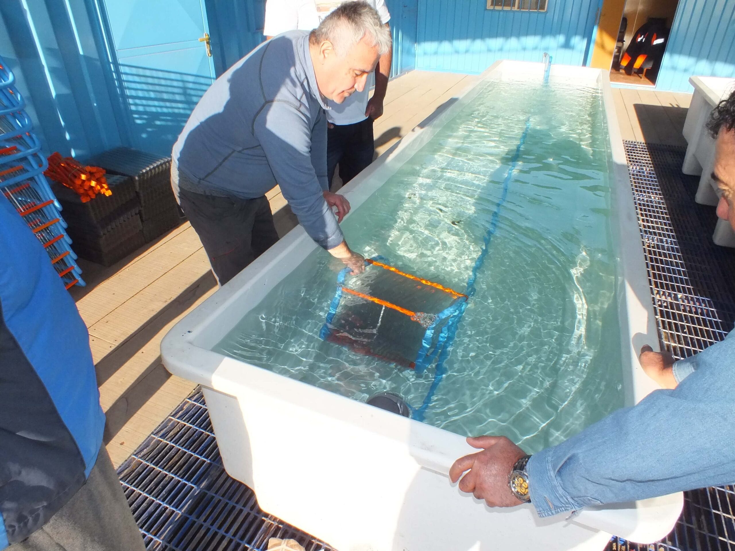 Hombre introduce dispositivo en tanque de agua