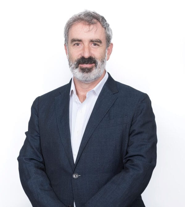Hombre con traje y barba canosa