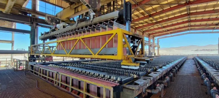 Maquinaria industrial en planta minera del desierto