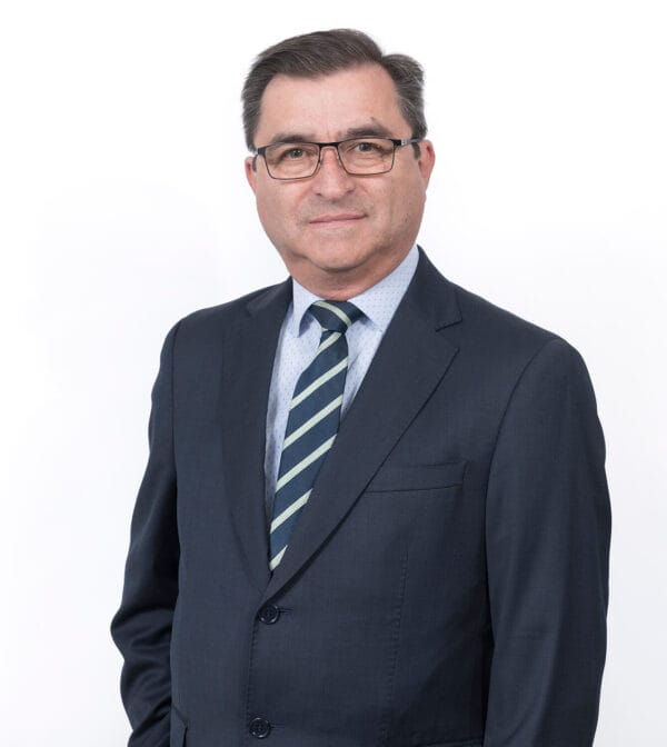 Hombre con traje y gafas en retrato corporativo