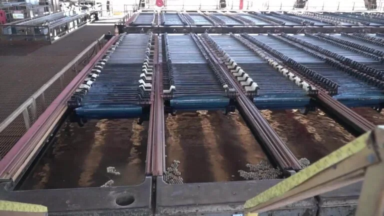 Planta de tratamiento de aguas con tanques industriales