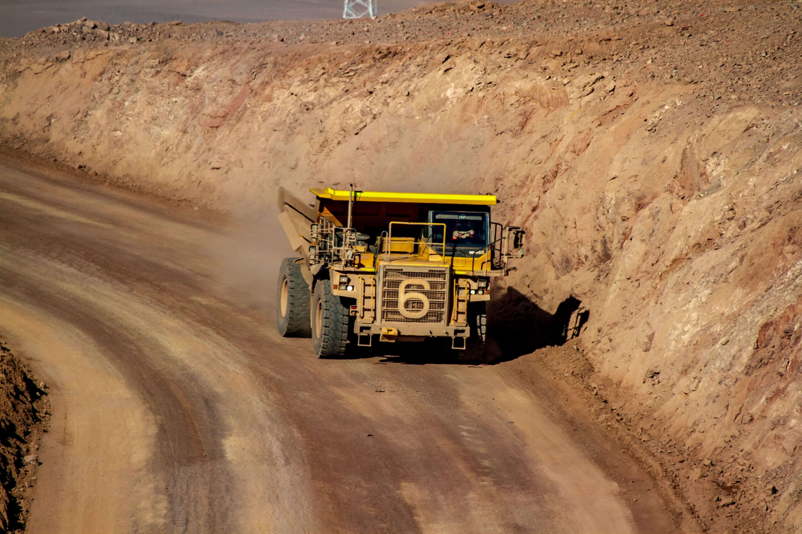 Camión minero gigante en carretera de tierra