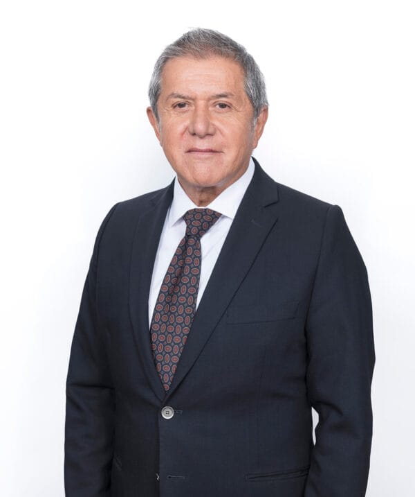 Hombre mayor con traje y corbata formal