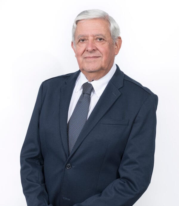 Hombre mayor con traje oscuro y corbata