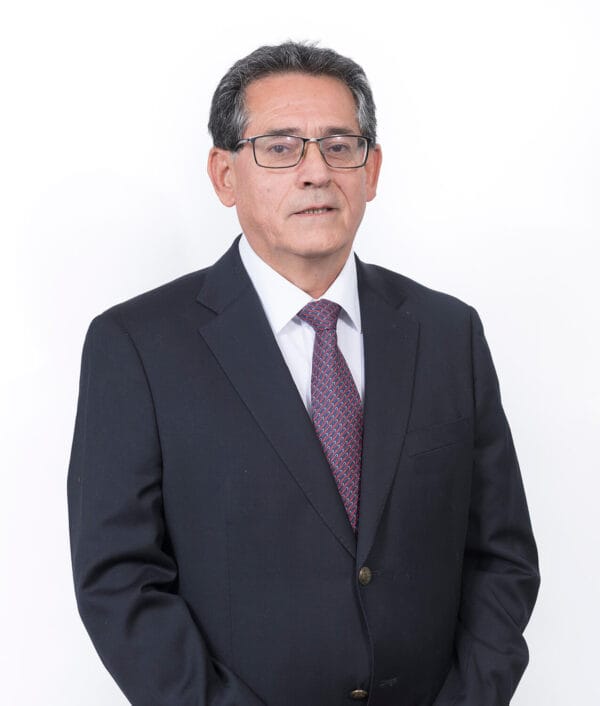 Hombre con traje y corbata roja, retrato formal