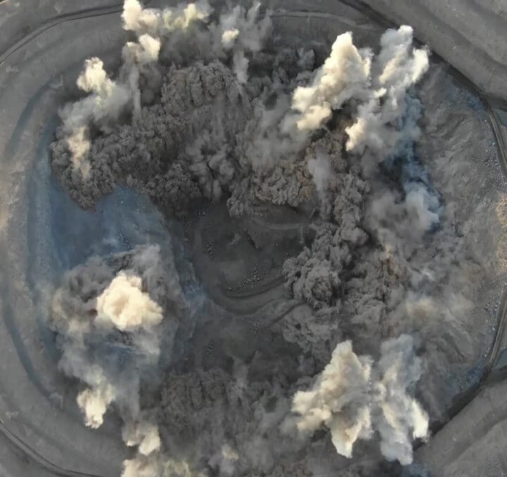 Explosión controlada en cantera vista aérea