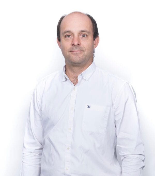 Hombre con camisa blanca sobre fondo neutro